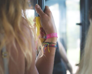 These Mysterious Photos Of Twins Are Oddly Haunting. They\’ll Stay In Your Memory.